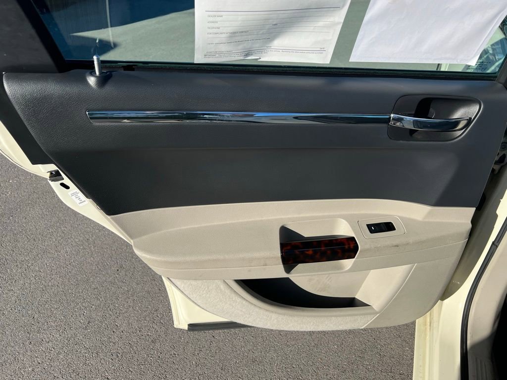 Used 2006 Chrysler 300 C w/ Protection Group II image 20