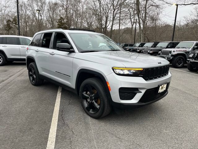 Used 2024 Jeep Grand Cherokee Altitude AWD/4WD image 4