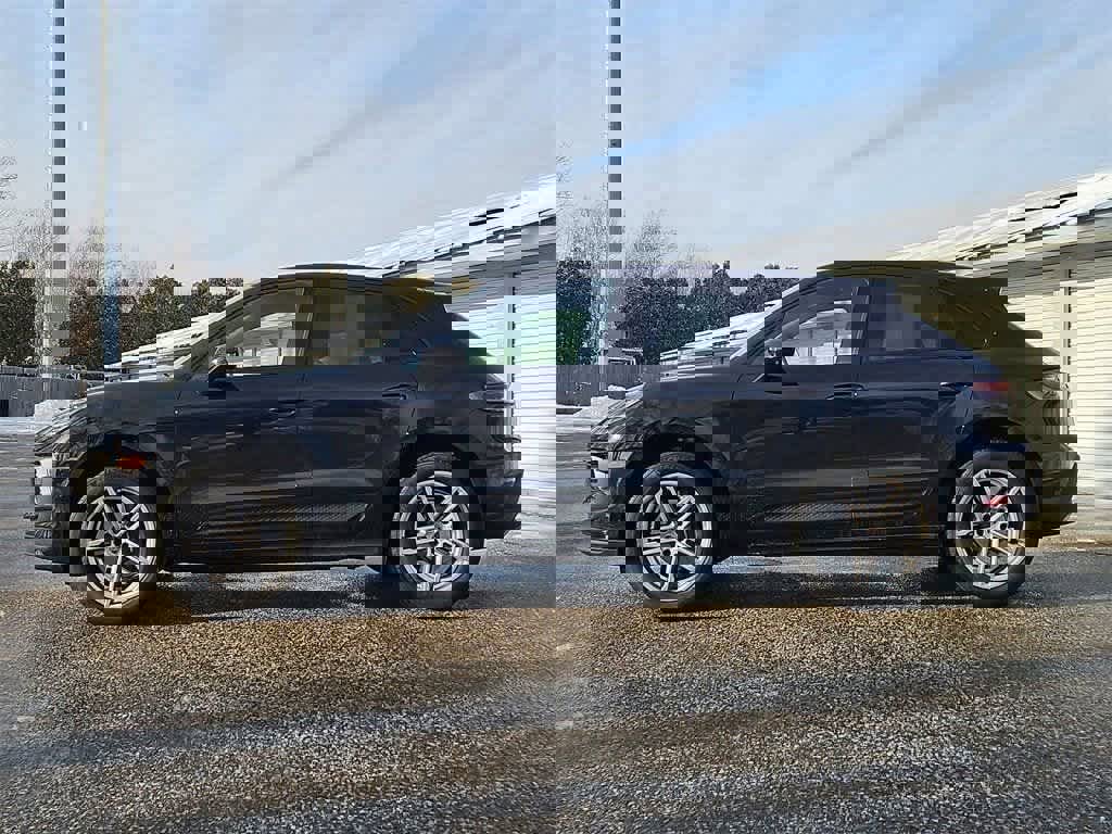 Certified 2025 Porsche Macan image 2