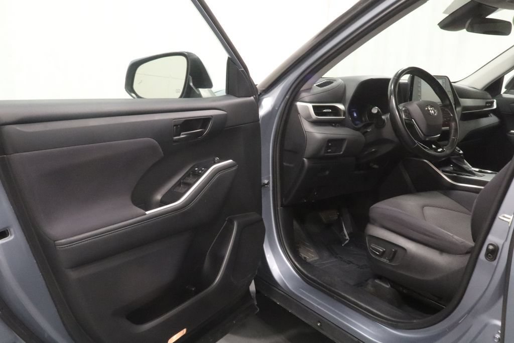 Used 2021 Toyota Highlander LE FWD image 10