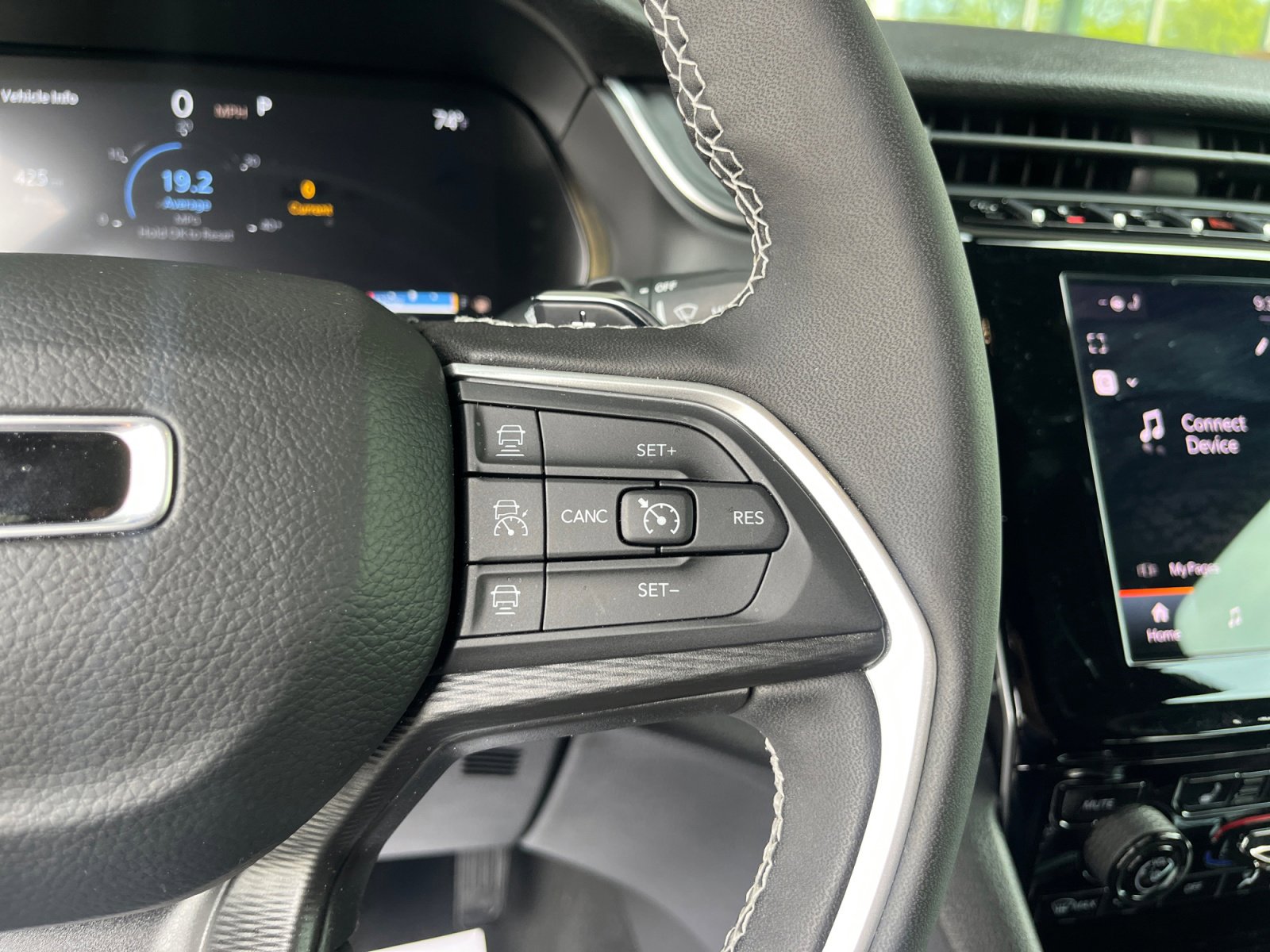 Used 2025 Jeep Grand Cherokee L Laredo image 18