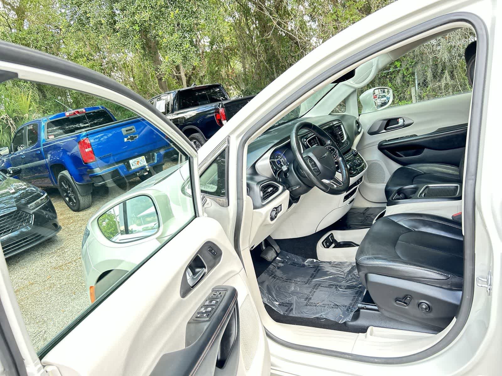 Used 2020 Chrysler Pacifica Touring-L Plus FWD image 10