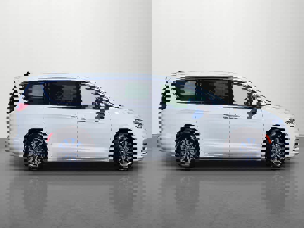 Used 2023 Chrysler Pacifica Touring-L image 7