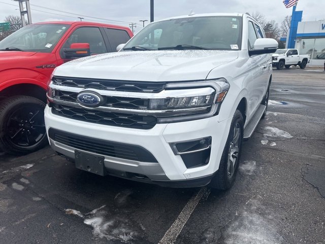 Used 2023 Ford Expedition Limited image 3