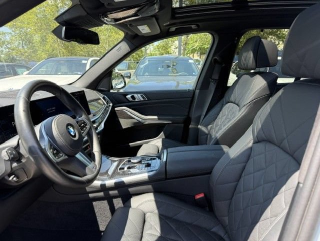 Used 2025 BMW X5 xDrive40i w/ M Sport Package AWD/4WD image 3