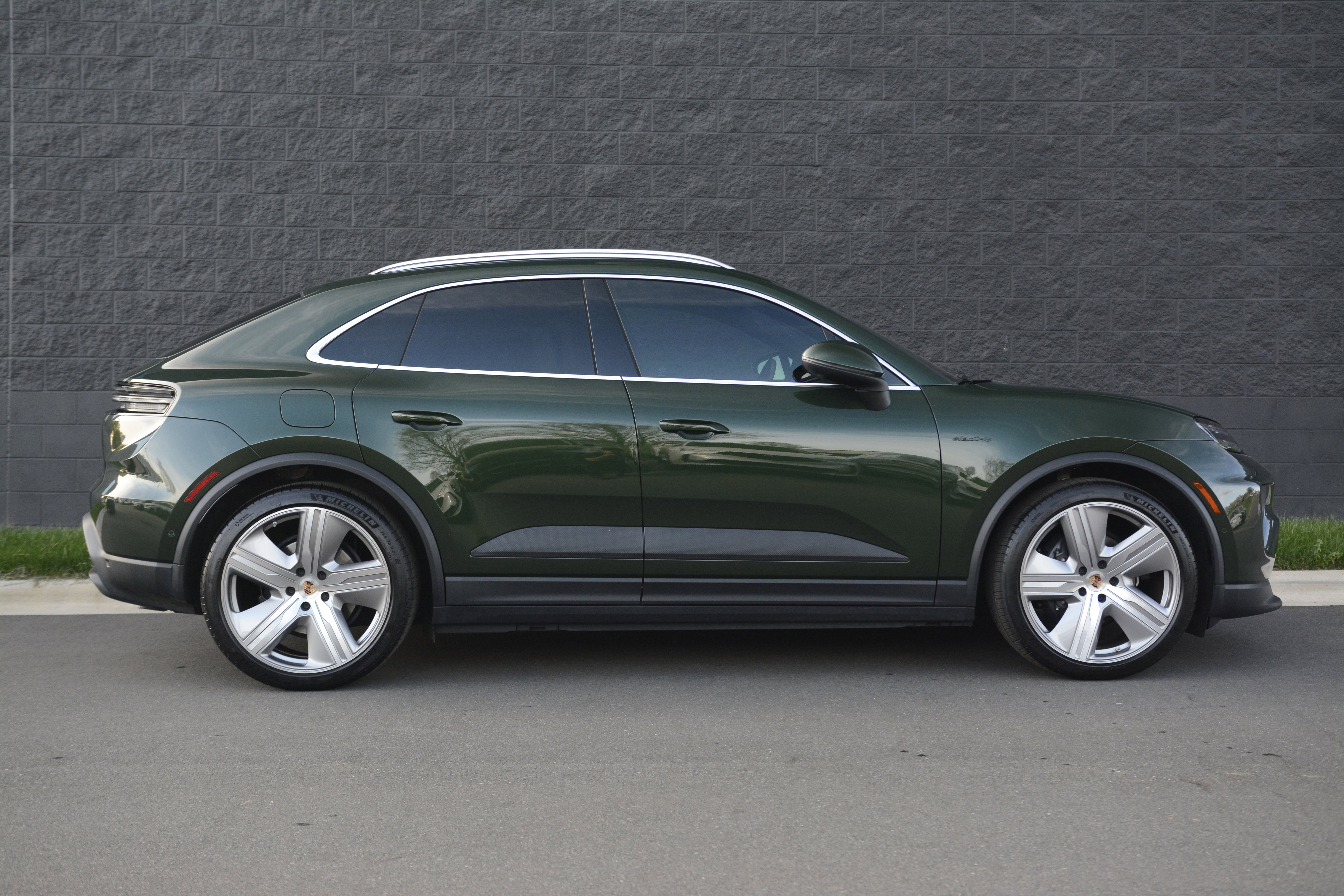 Certified 2025 Porsche Macan 4 Electric image 8