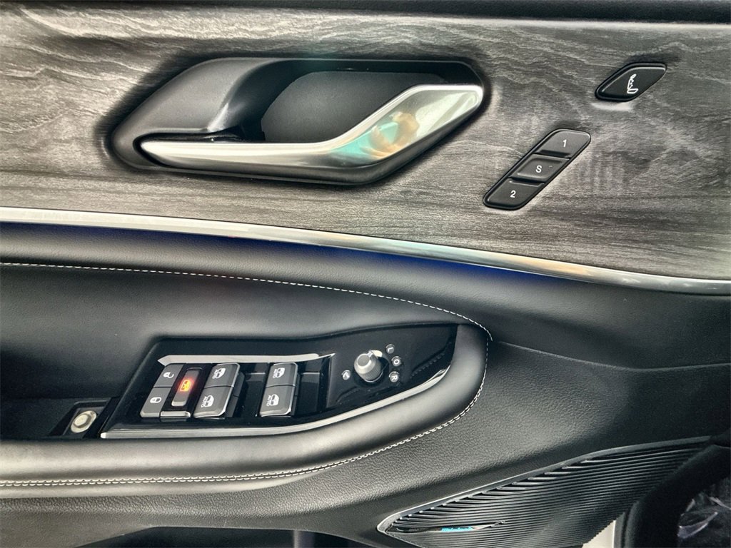 Used 2021 Jeep Grand Cherokee L Overland w/ Advanced Protech Group III image 15