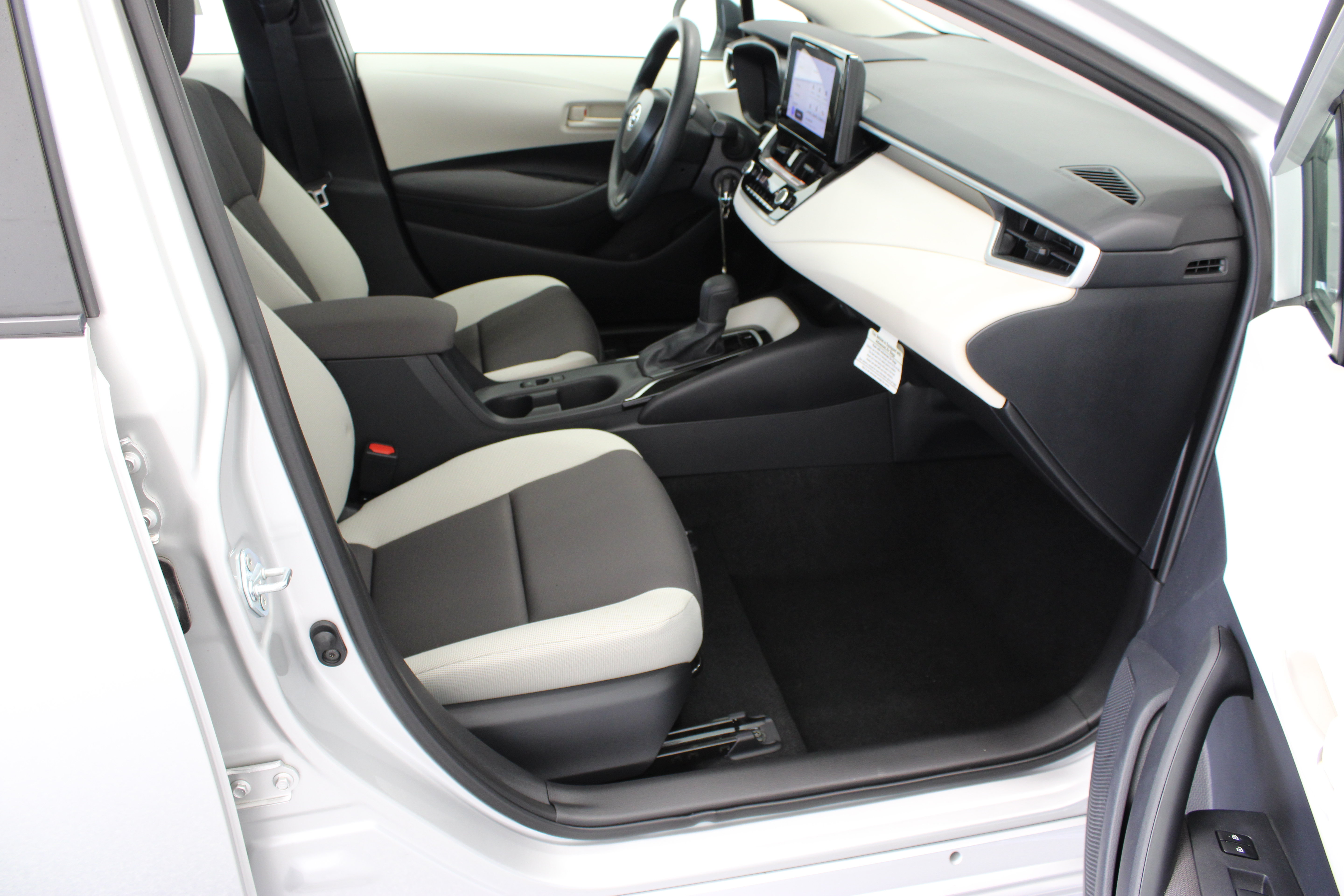 Used 2025 Toyota Corolla LE FWD image 32