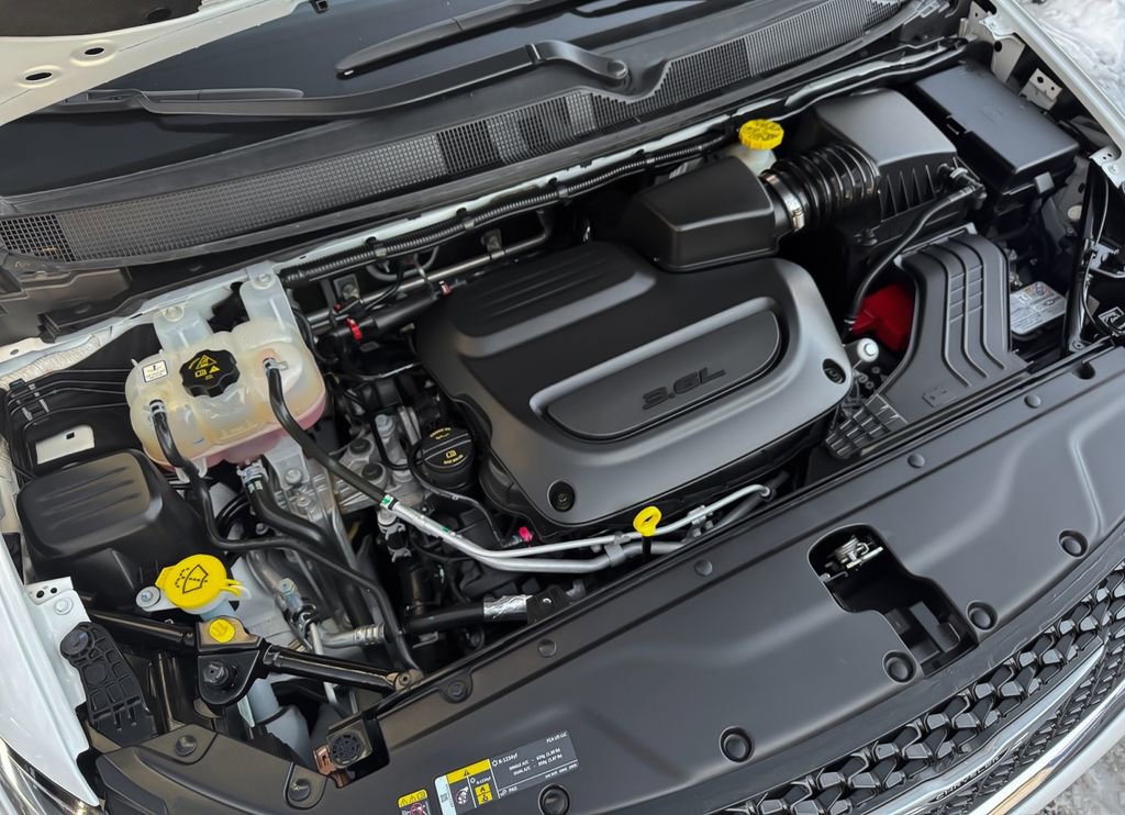 Used 2024 Chrysler Pacifica Limited image 34