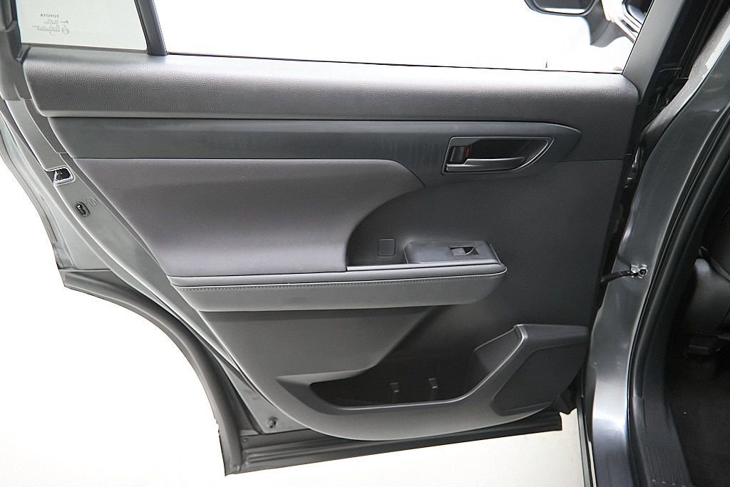 Used 2023 Toyota Highlander LE image 21