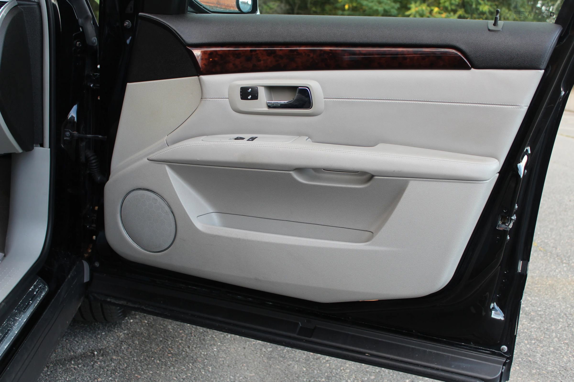 Used 2007 Cadillac SRX w/ Theater Package image 18