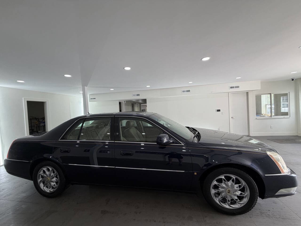 Used 2007 Cadillac DTS Luxury I w/ Trunk Convenience Package FWD image 11