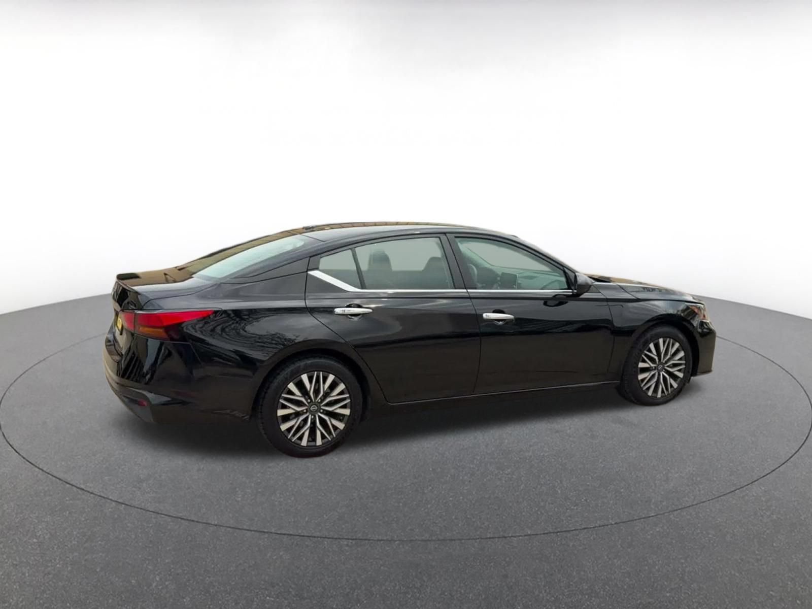 Used 2025 Nissan Altima 2.5 SV FWD image 12