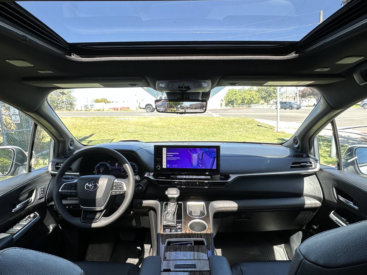 Used 2025 Toyota Sienna Platinum AWD/4WD image 34