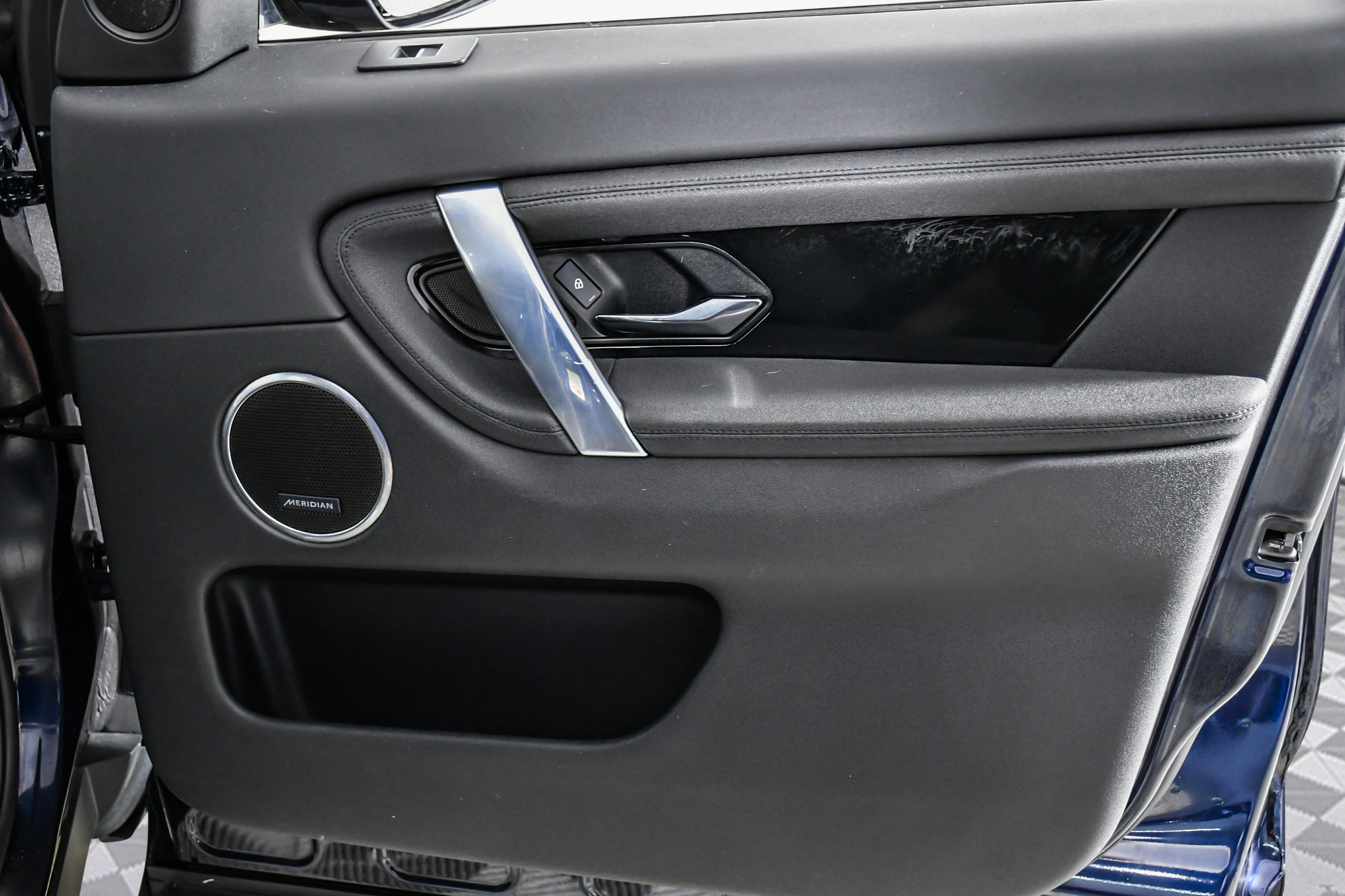 Used 2023 Land Rover Discovery Sport S image 30