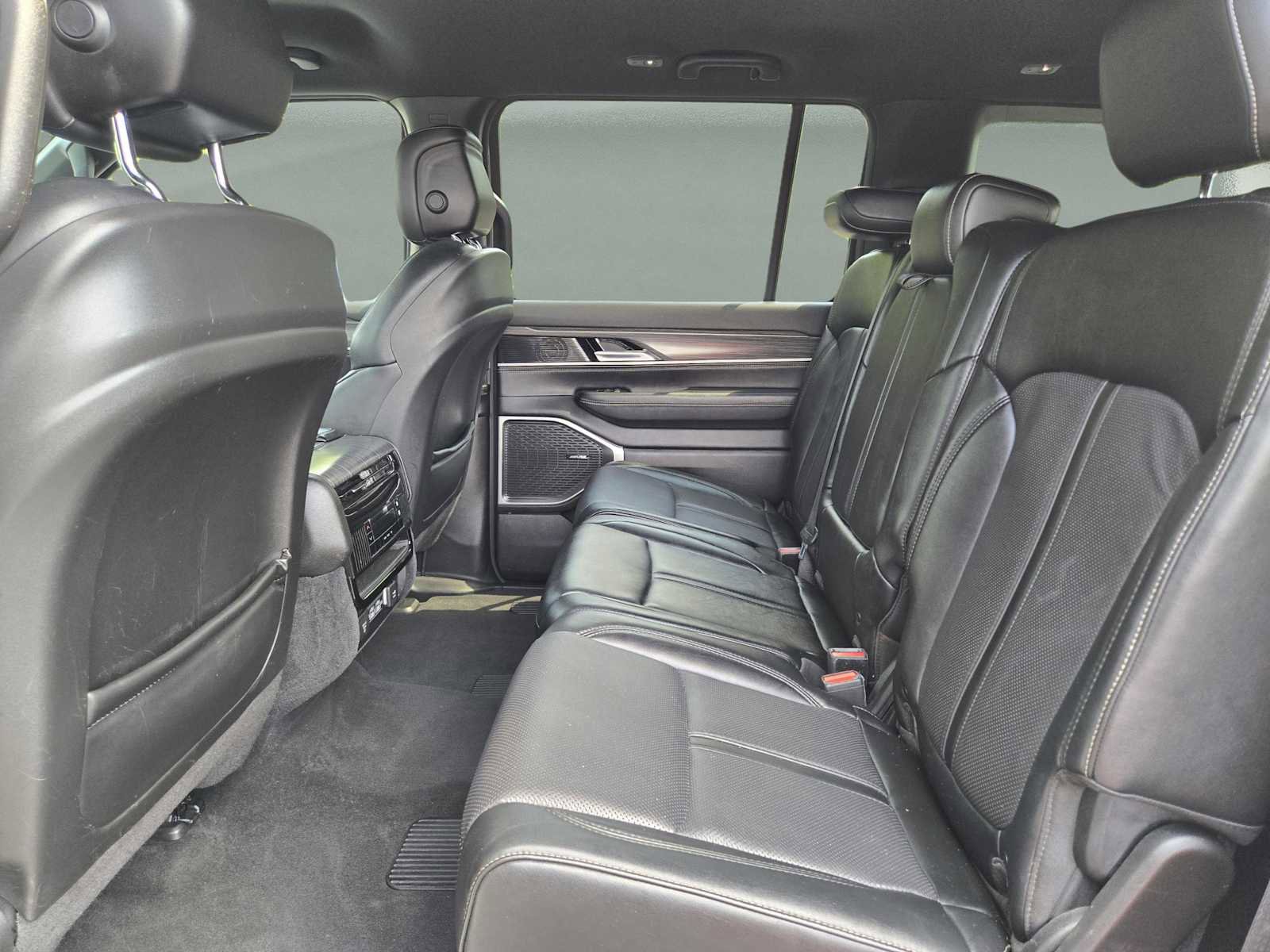 Used 2024 Jeep Wagoneer L Series II image 15