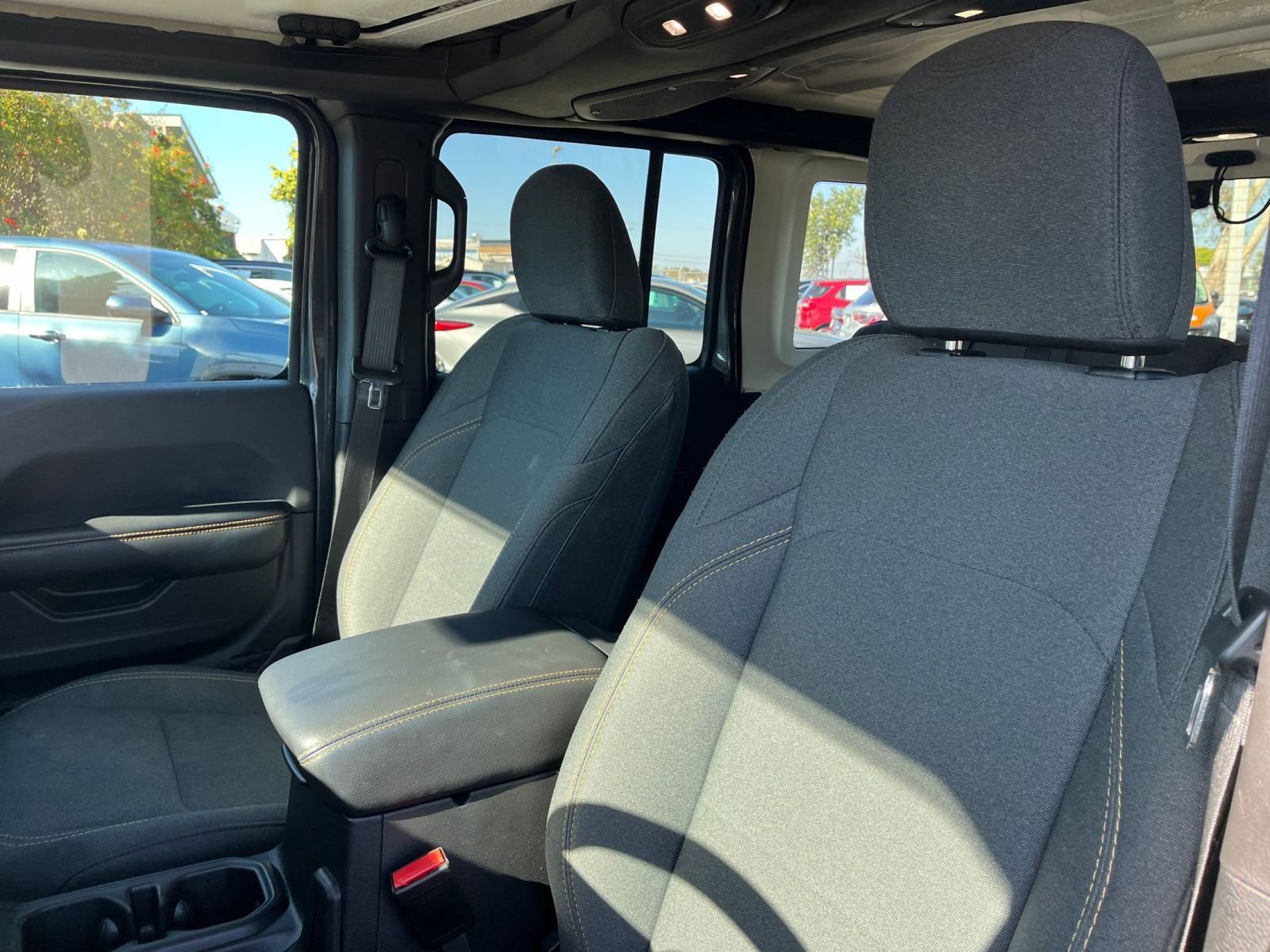 Used 2025 Jeep Wrangler Sahara image 36