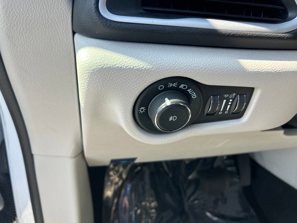 Used 2024 Chrysler Pacifica Touring-L FWD image 30