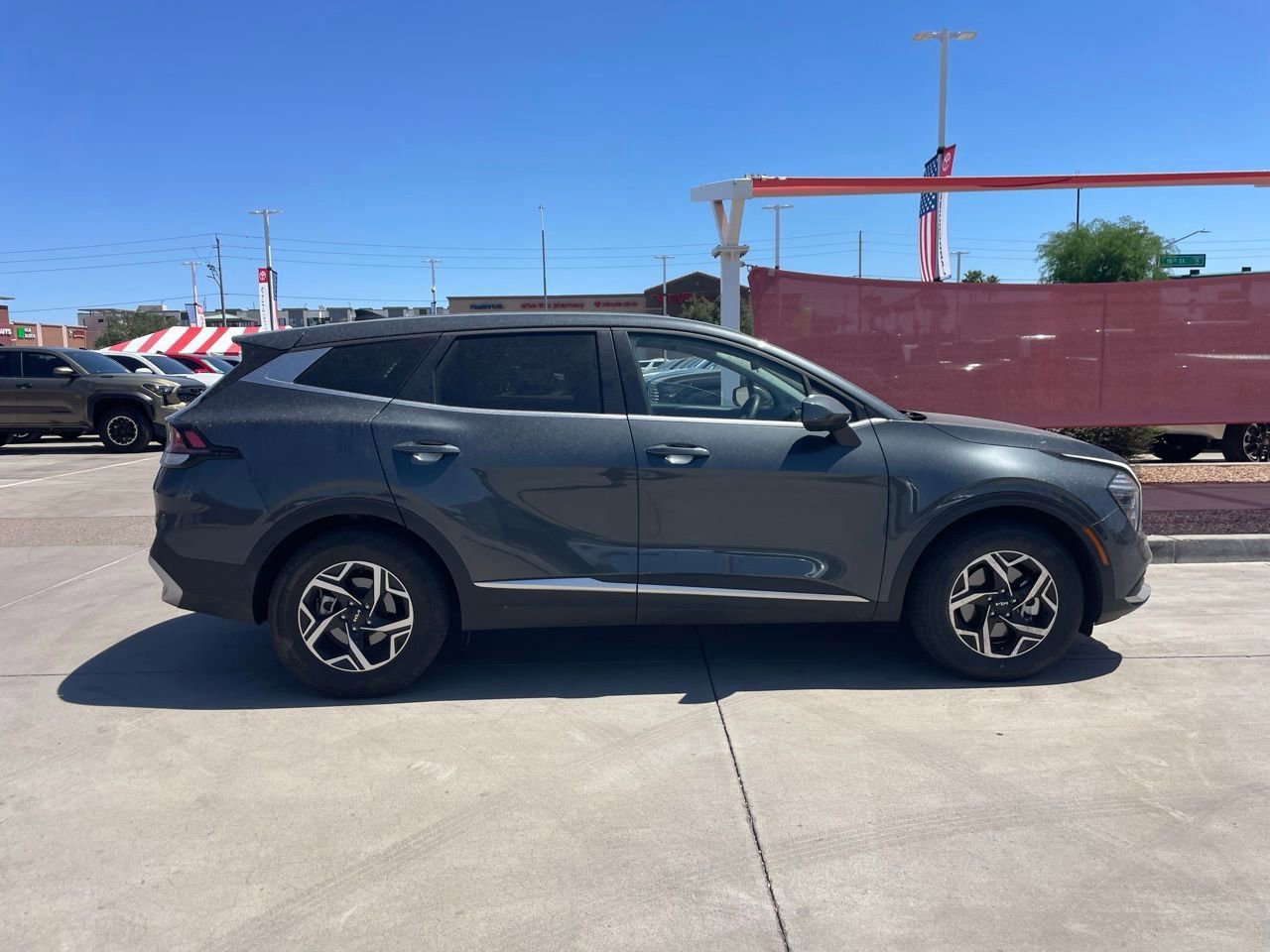 Used 2025 Kia Sportage LX image 3