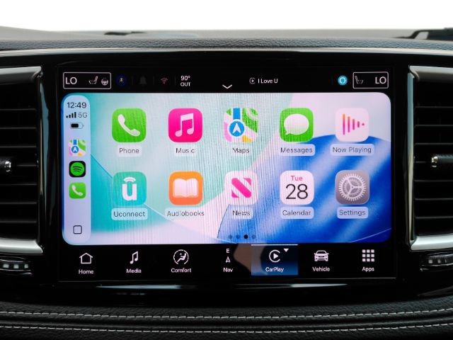 Used 2024 Chrysler Pacifica Limited FWD image 9