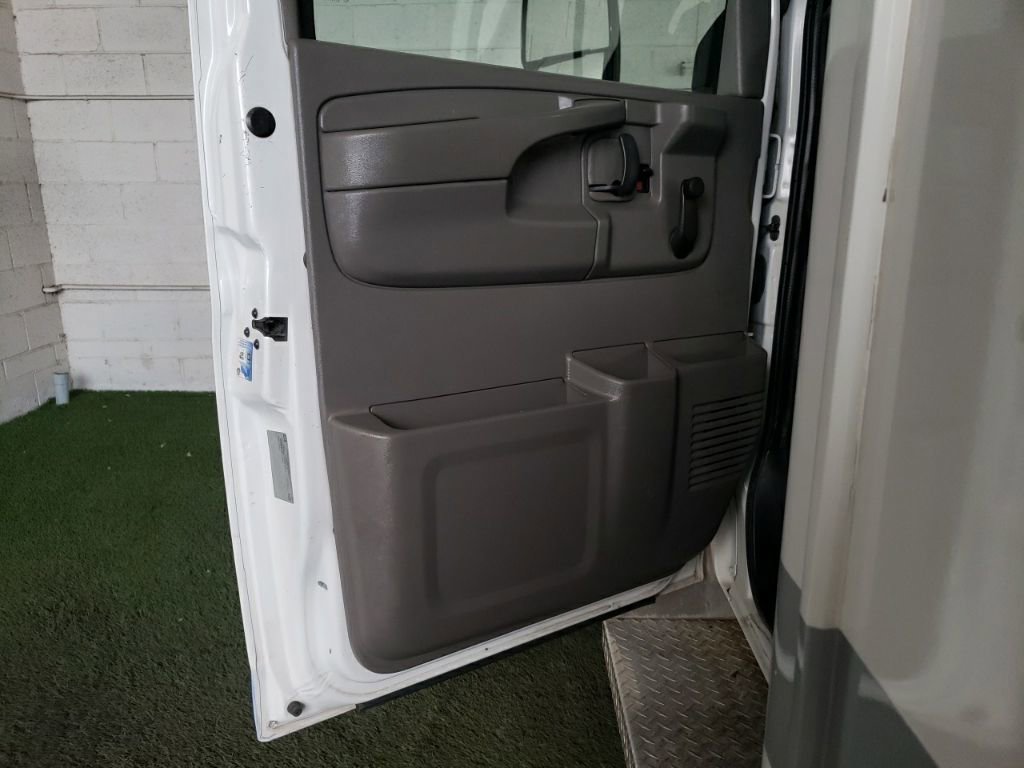 Used 2015 Chevrolet Express 4500 w/ Shuttle Bus Package RWD image 28