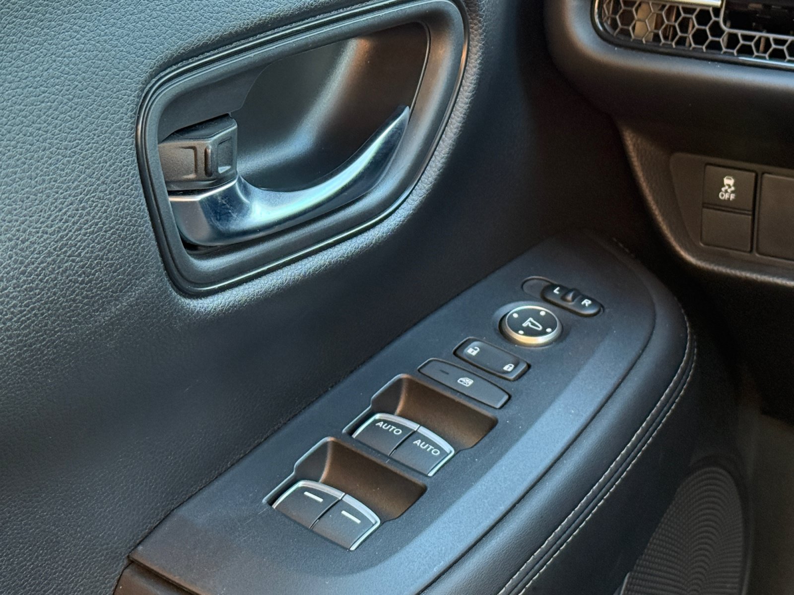 Used 2023 Honda HR-V EX-L image 13