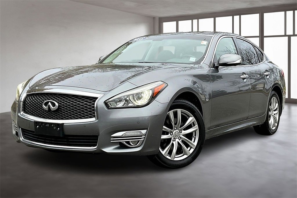 Used 2018 INFINITI Q70 Luxe w/ Cargo Package
