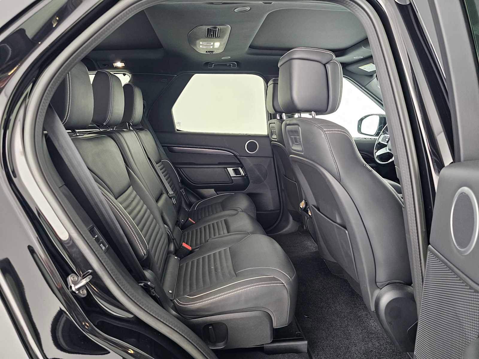 Used 2024 Land Rover Discovery Metropolitan Edition image 12