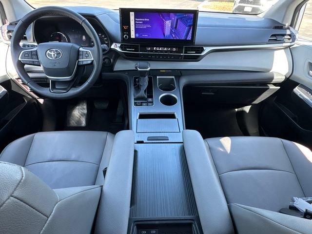 Certified 2025 Toyota Sienna XLE FWD image 21