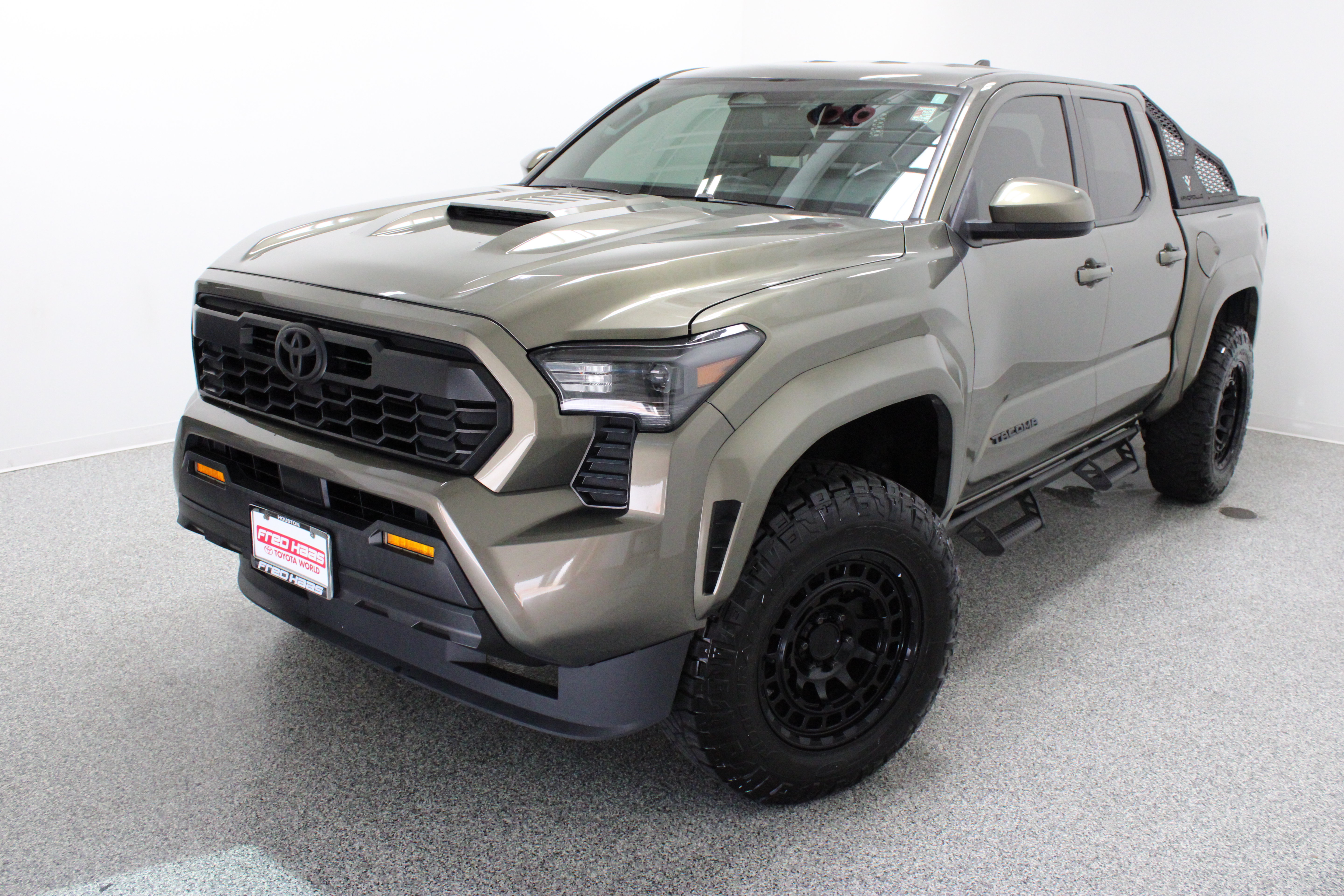 Used 2024 Toyota Tacoma TRD Sport AWD/4WD image 2