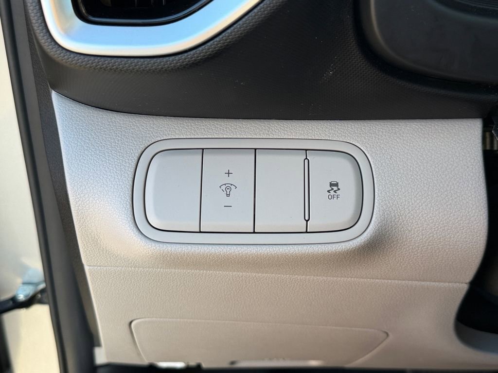 Used 2023 Hyundai Venue SEL image 30