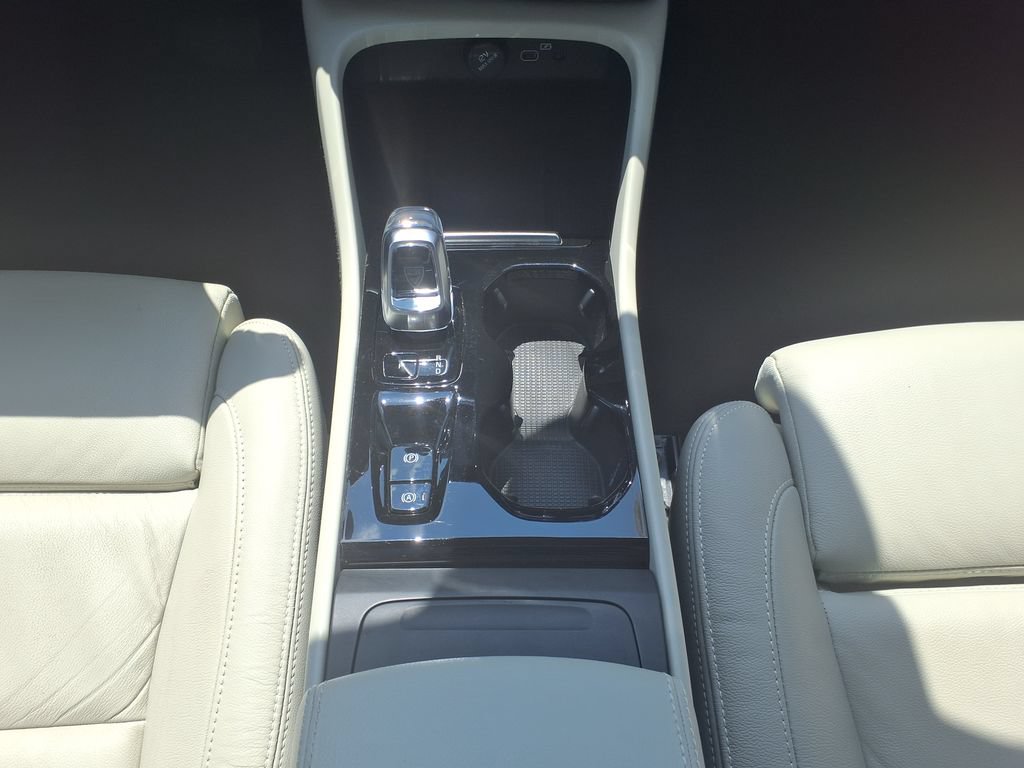Used 2024 Volvo XC40 B5 Plus AWD/4WD image 35
