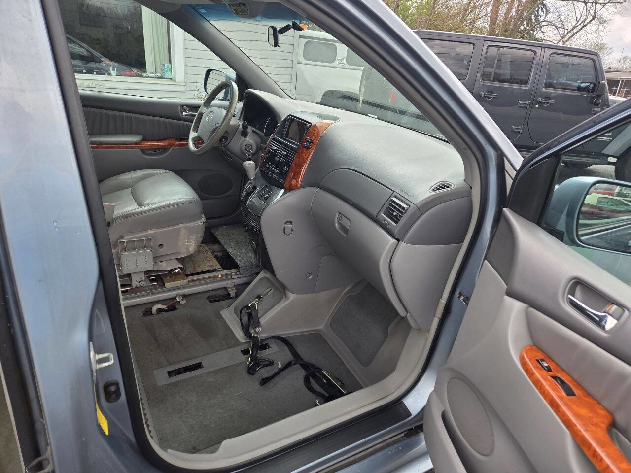 Used 2010 Toyota Sienna FWD image 10