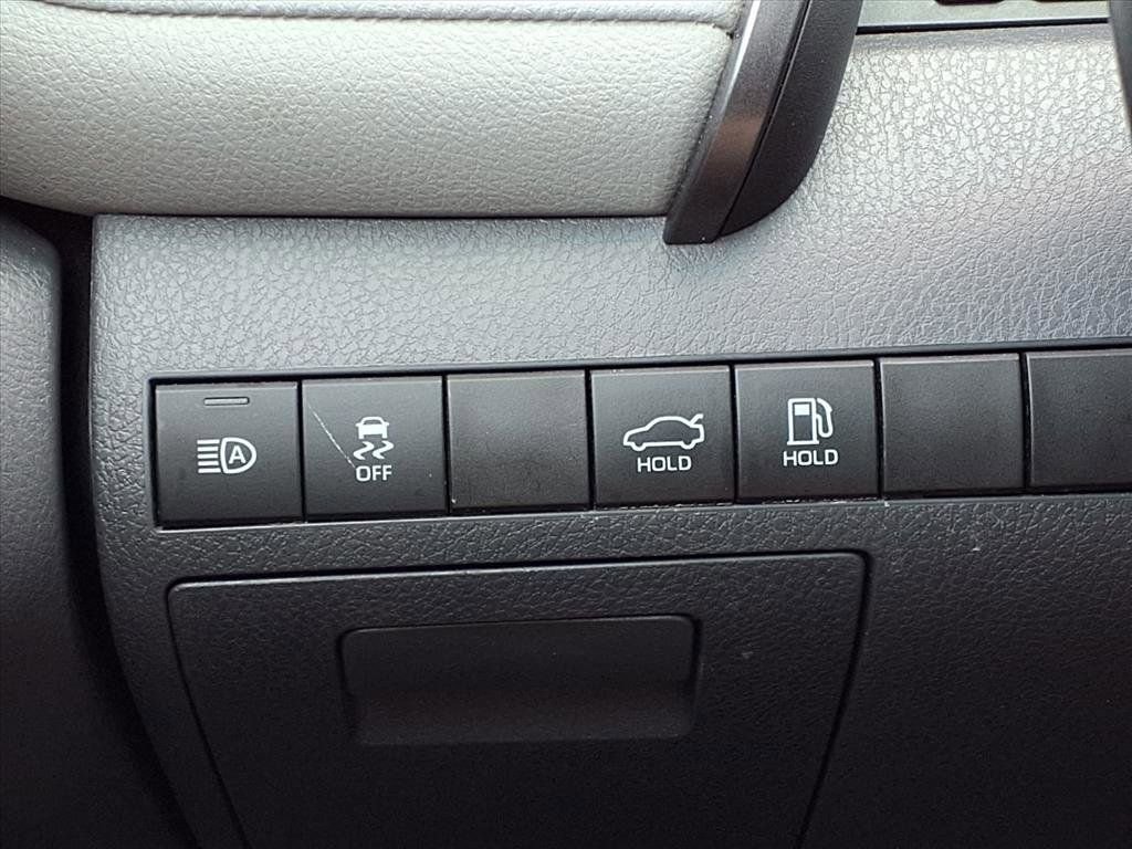 Used 2019 Toyota Camry SE w/ Convenience Package FWD image 18