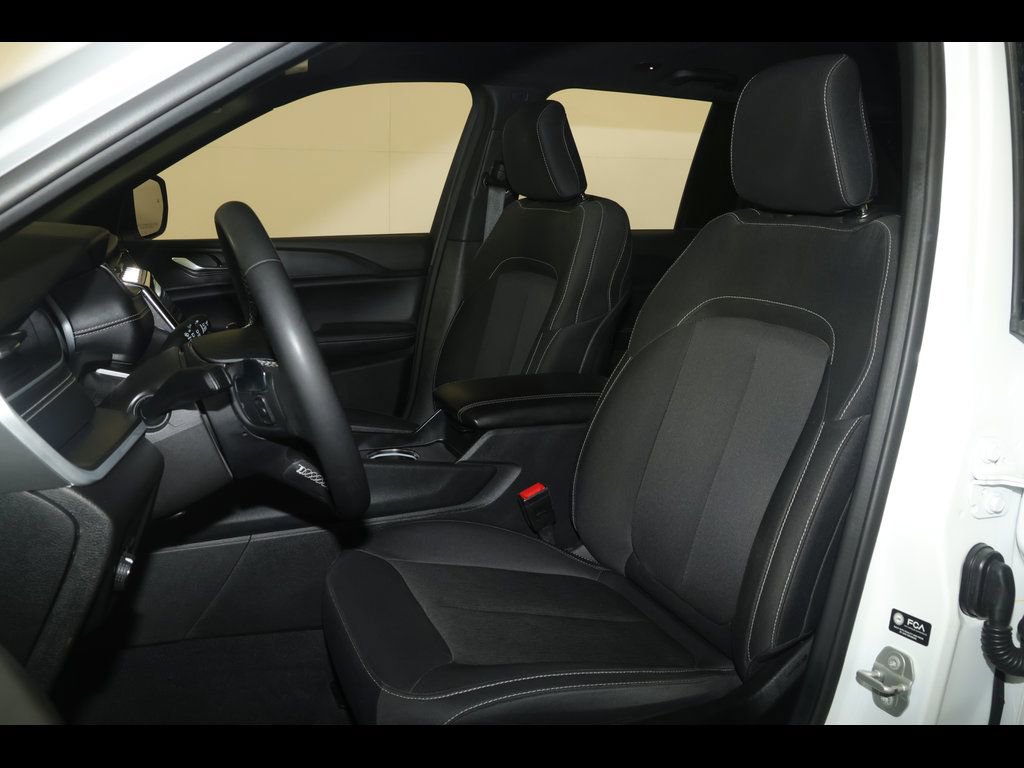 Used 2024 Jeep Grand Cherokee Laredo image 21