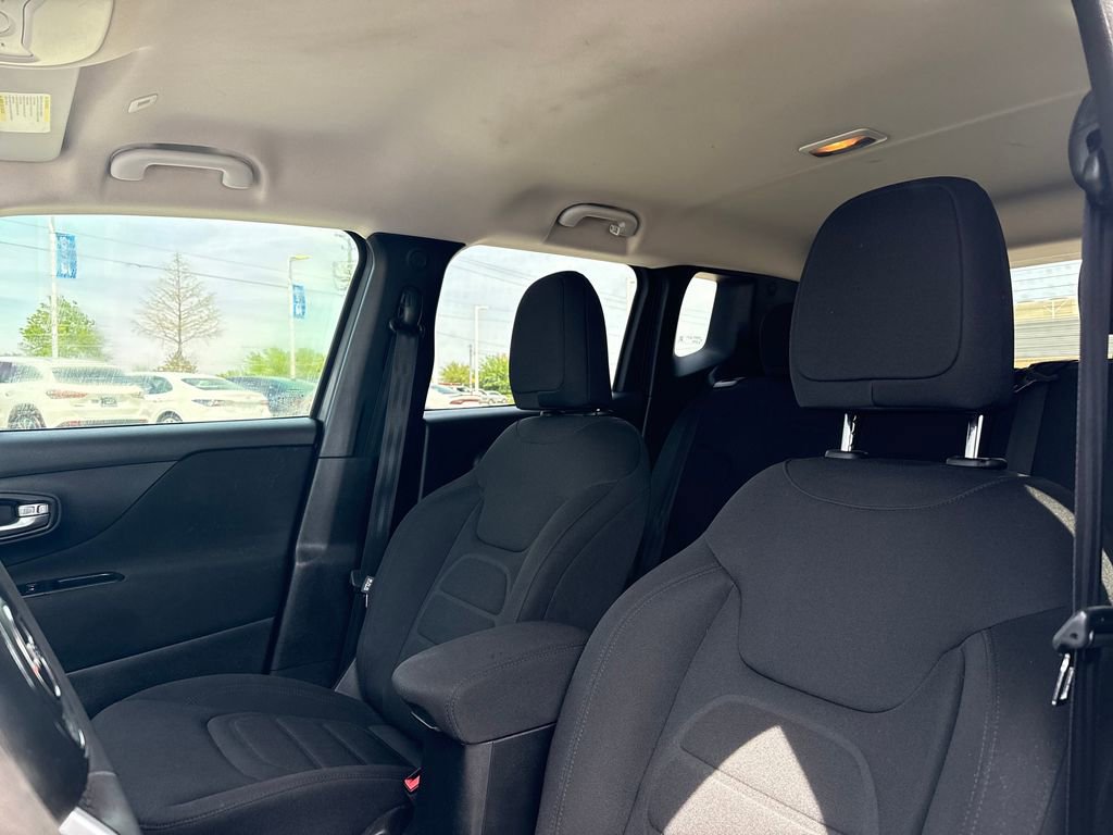 Used 2019 Jeep Renegade Latitude w/ Popular Equipment Group image 16