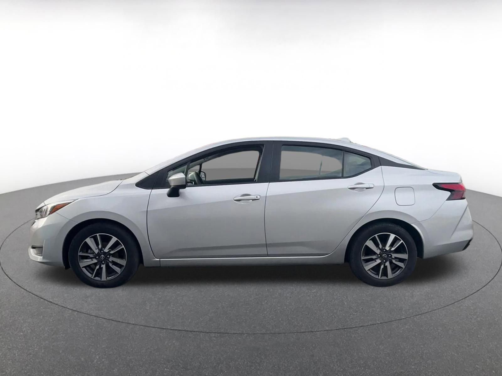Used 2025 Nissan Versa SV FWD image 9