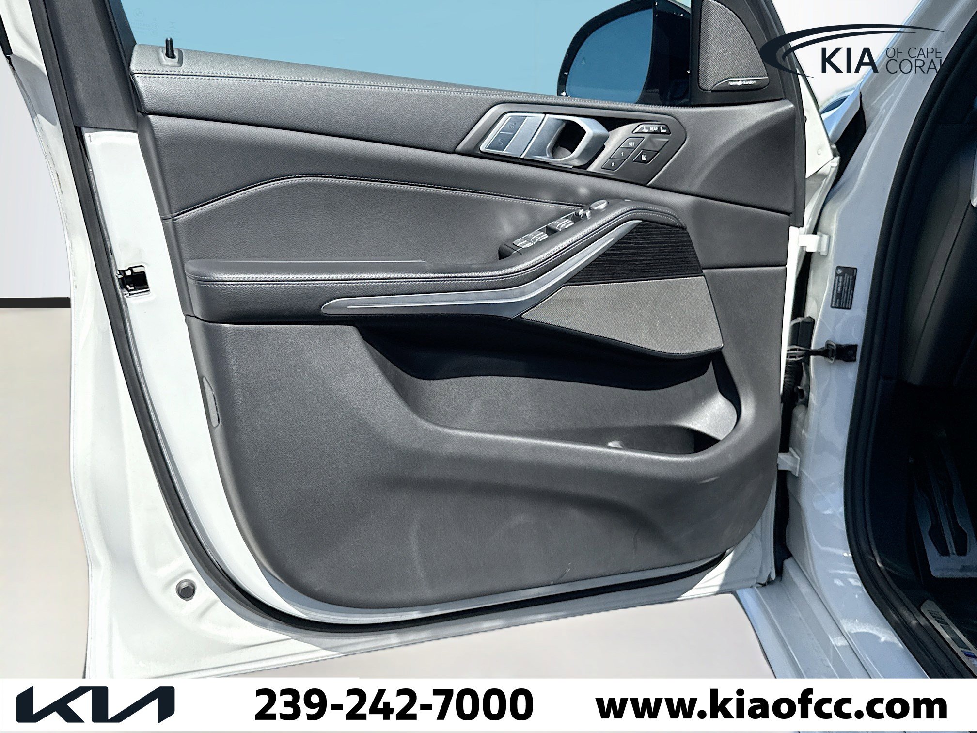 Used 2020 BMW X7 M50i w/ Executive Package image 23