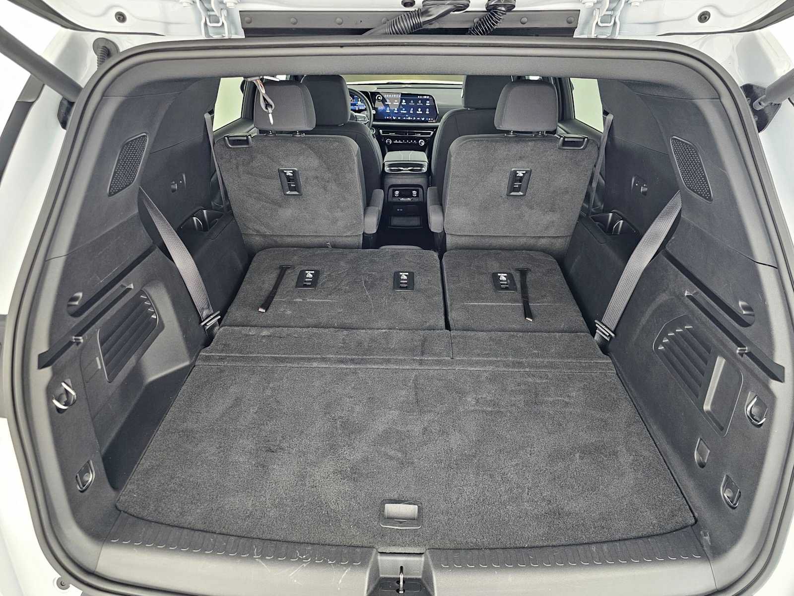 Used 2025 Chevrolet Traverse LT FWD image 16
