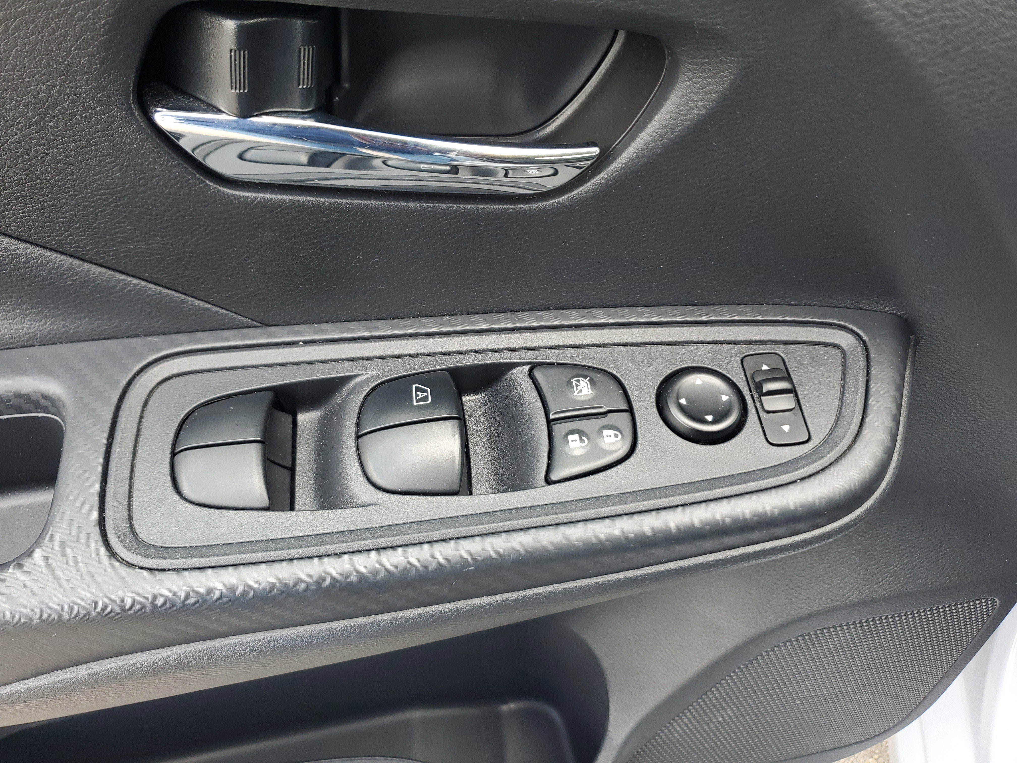 Used 2025 Nissan Versa SV image 25