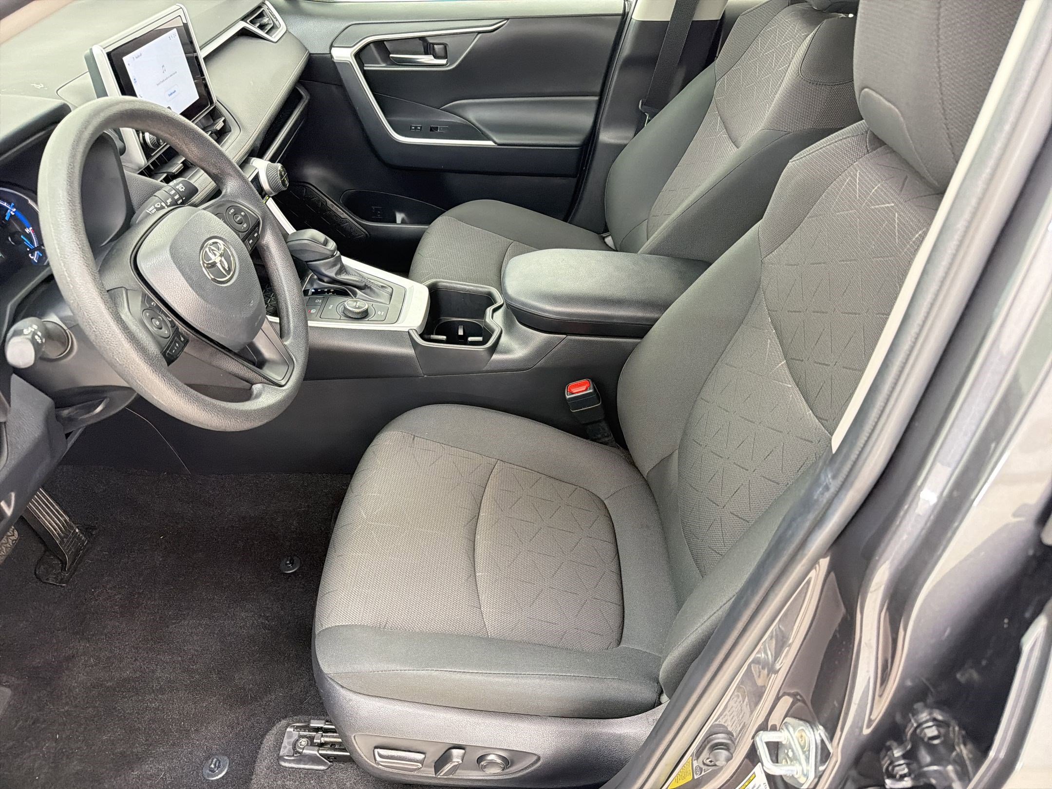 Used 2024 Toyota RAV4 XLE AWD/4WD image 5