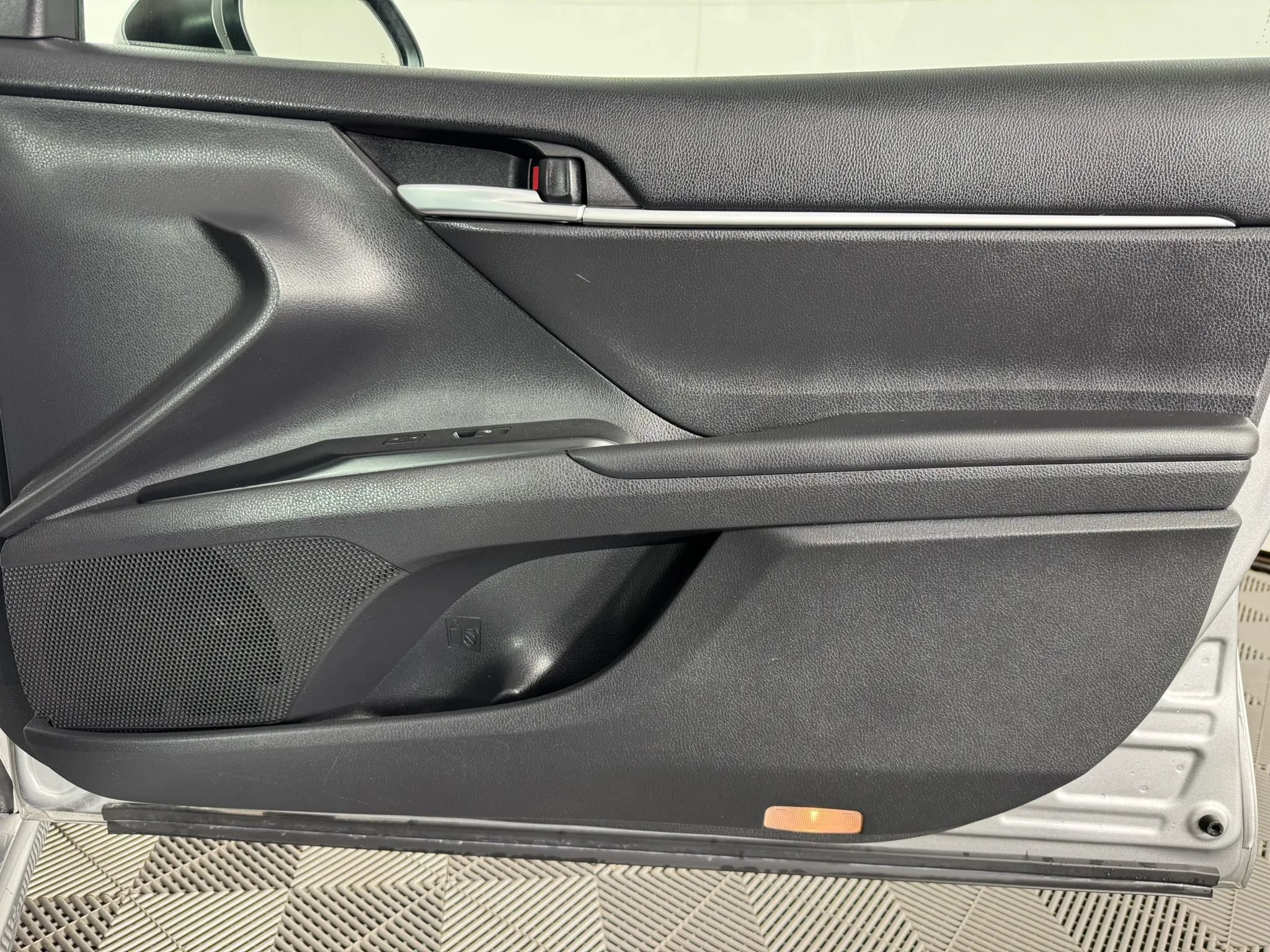 Used 2019 Toyota Camry SE w/ Convenience Package FWD image 39