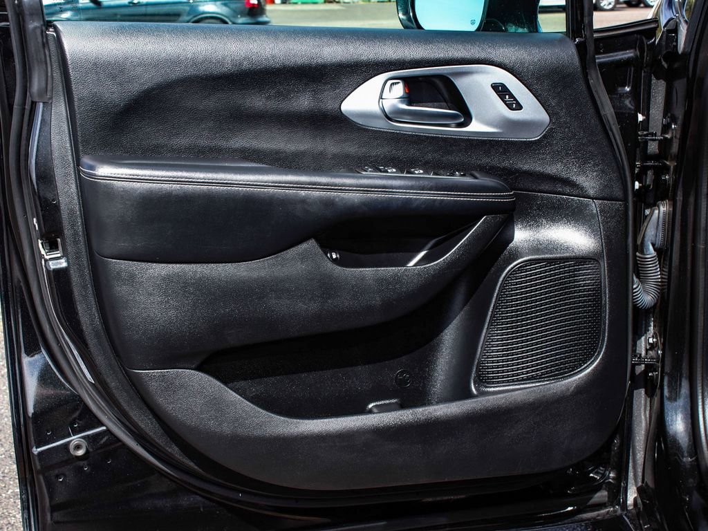 Used 2022 Chrysler Pacifica Touring-L w/ Uconnect Theater Family Group image 8