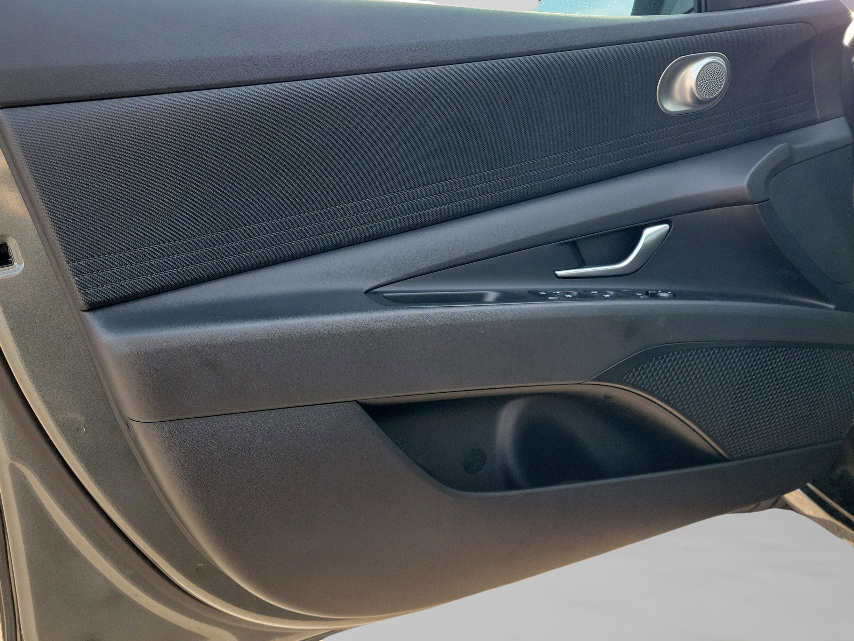 Used 2025 Hyundai Elantra Blue image 27