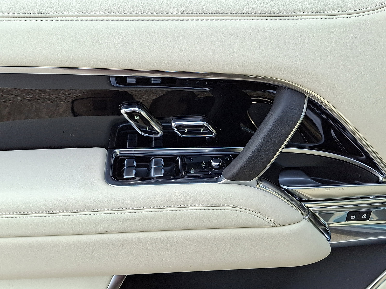 New 2026 Land Rover Range Rover Long Wheelbase SE image 4