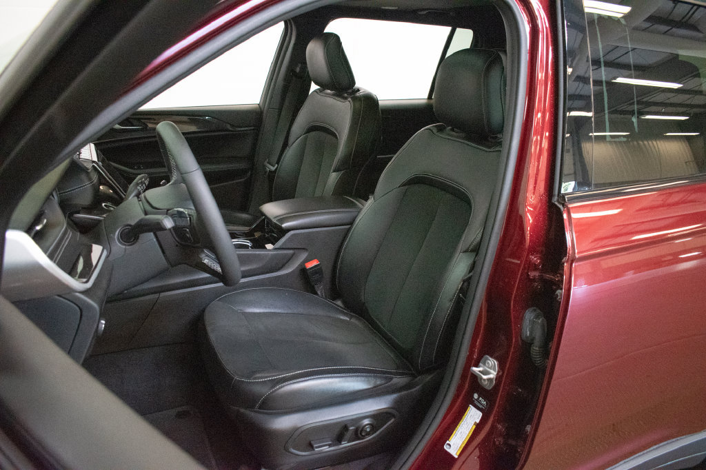 Used 2023 Jeep Grand Cherokee L Laredo AWD/4WD image 19