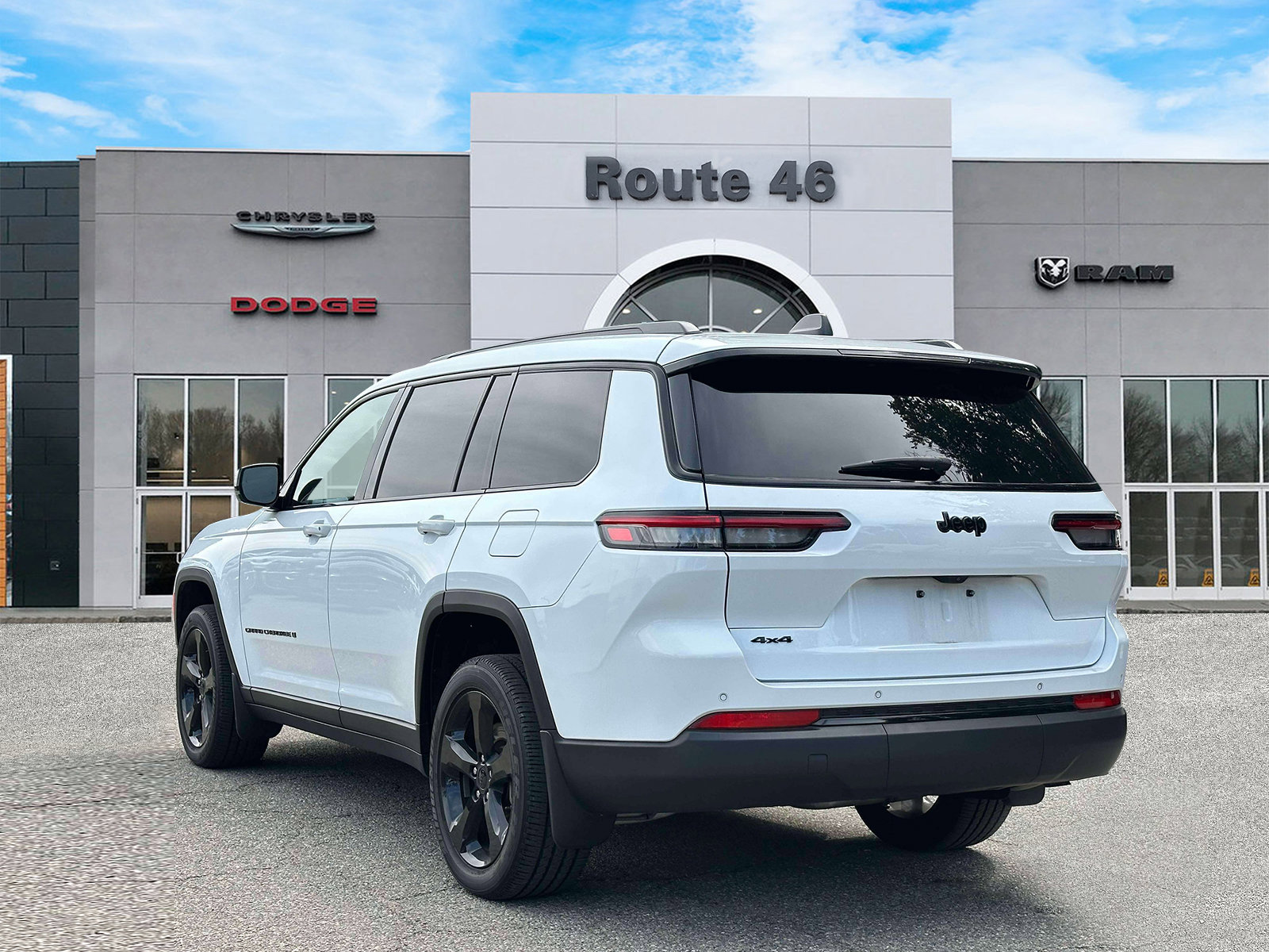 Used 2024 Jeep Grand Cherokee L Altitude AWD/4WD image 4