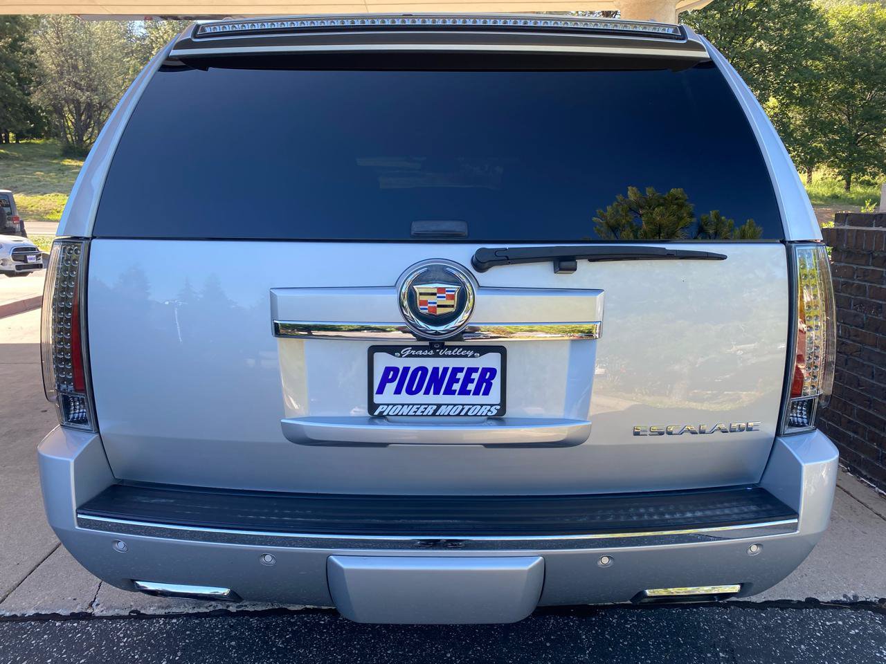 Used 2013 Cadillac Escalade Premium AWD/4WD image 4
