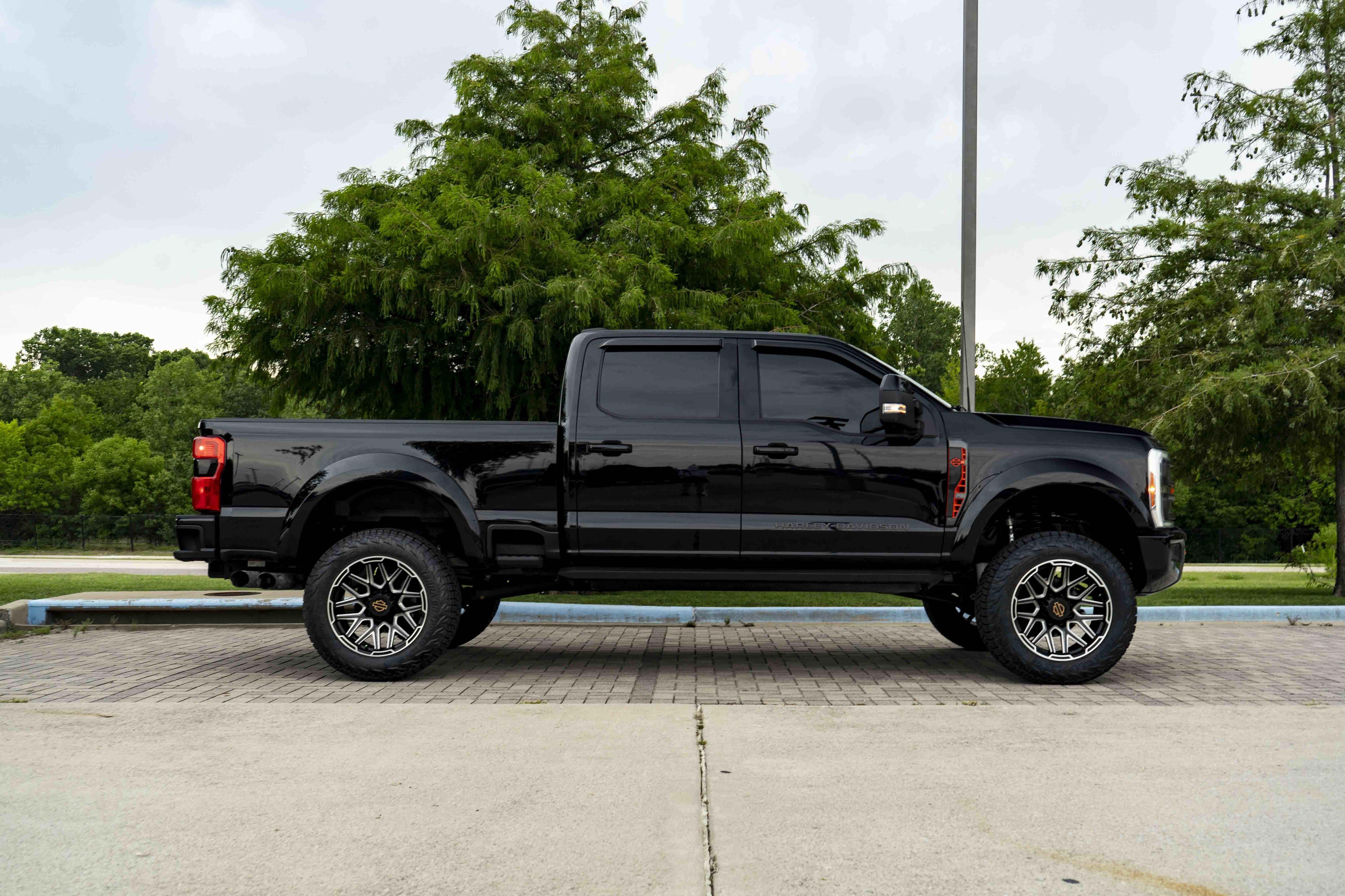 Used 2023 Ford F250 Lariat w/ Lariat Ultimate Package AWD/4WD image 9