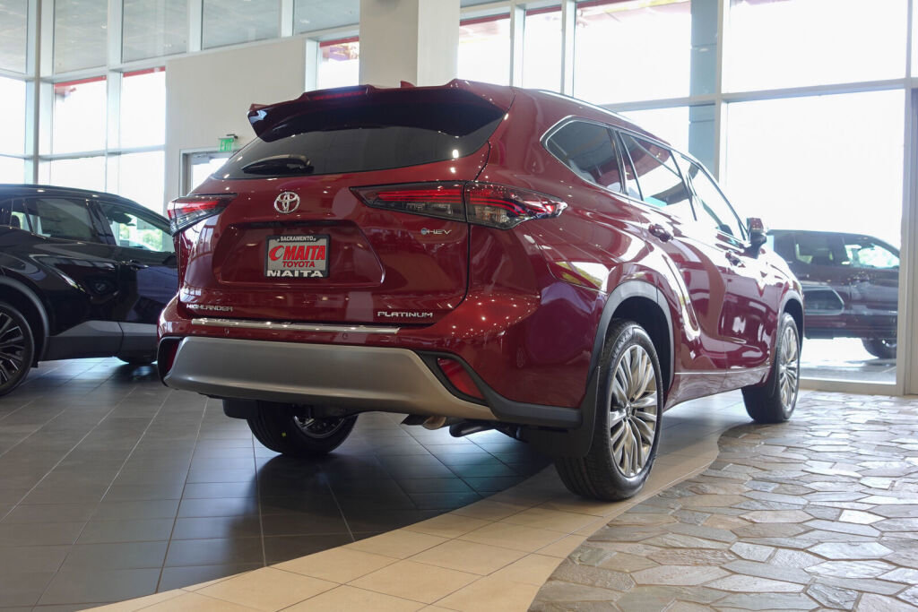 New 2026 Toyota Highlander Platinum image 6